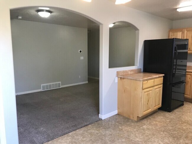 Building Photo - Stunning Saratoga Springs Townhome