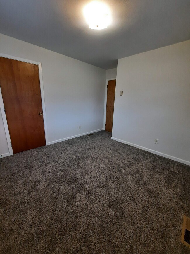 Building Photo - 3039 Runway Ave