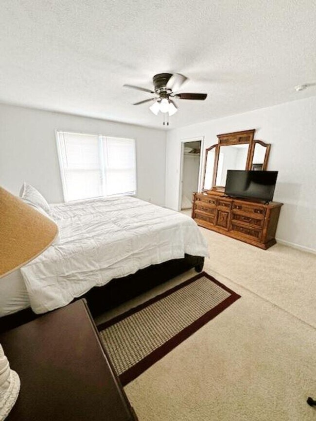 Building Photo - Short or long term Executive 4 bedroom 2.5...