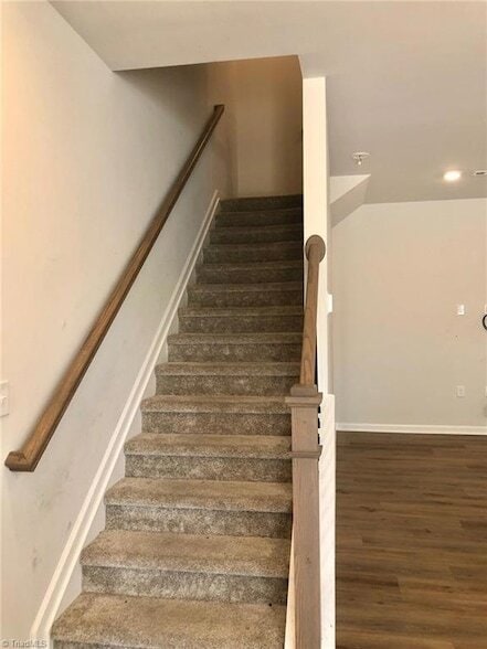 Building Photo - 825 Falls Grove Trl