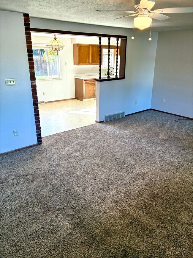 Building Photo - 3 Bedroom, 1 Bath Home with 1 car attached...