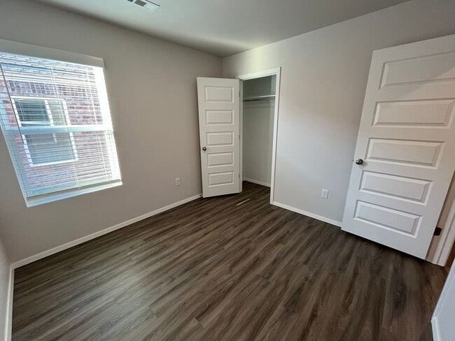 Building Photo - *Pre-leasing* NEWER Three Bedroom | Two Ba...