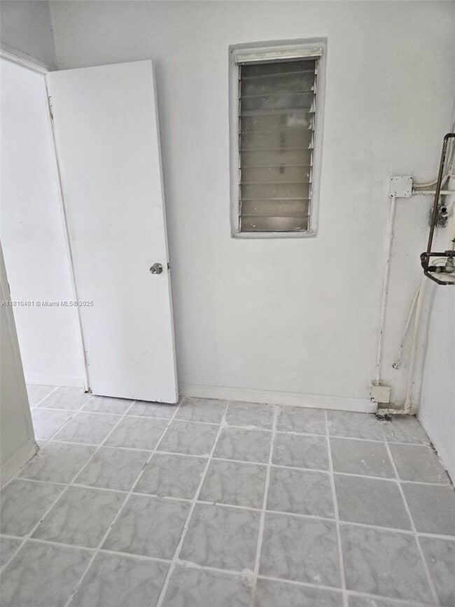 Building Photo - 1305 NE 146th St