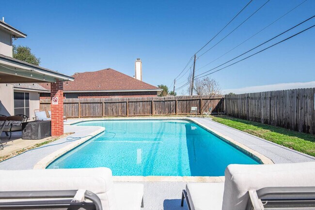 Building Photo - 7418 Lake Livingston Dr