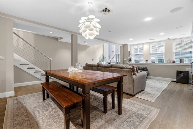 Building Photo - 98 Waltham St