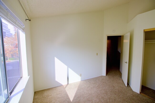 Building Photo - 129 E Court Ln