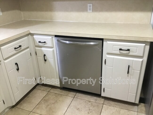 Building Photo - 2807 S Estate Dr