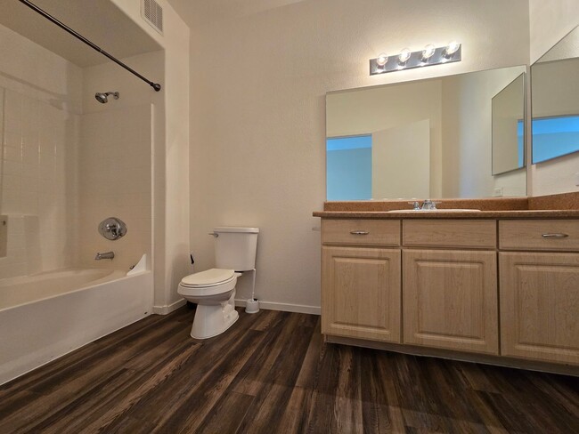 Building Photo - A Charming 3 Bedroom upstairs unit in NW L...