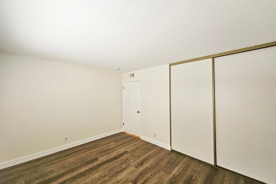 Building Photo - 7556 Thousand Oaks Dr