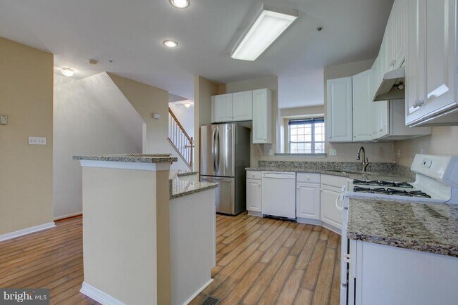 Building Photo - 6042 Blue Point Ct