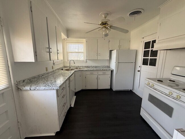 Building Photo - 250 Westridge Dr