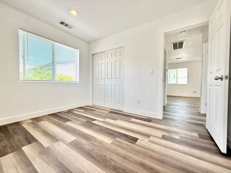 Building Photo - 529 N Lincoln Ave