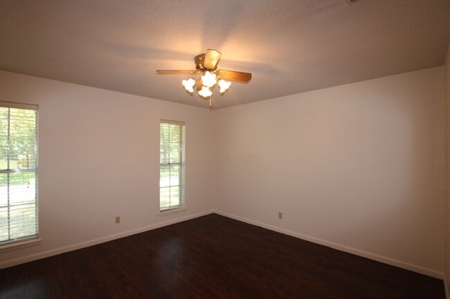 Building Photo - Beautiful 3 bedroom 2 bath home in the hea...