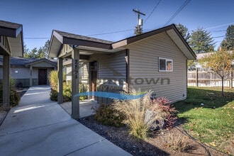 Building Photo - 1 Bed 1 Bath Cottage Centrally Located in CDA