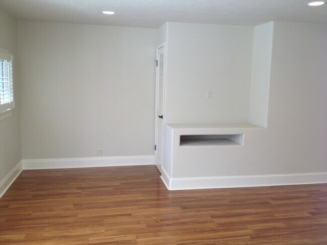 Building Photo - CM530L