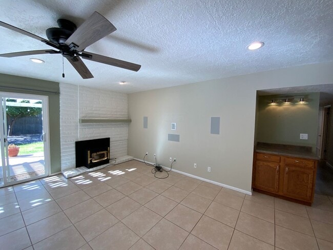 Building Photo - 4 Bedroom with Office Single Story Home Av...