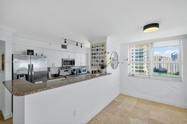 Building Photo - 1155 Brickell Bay Dr