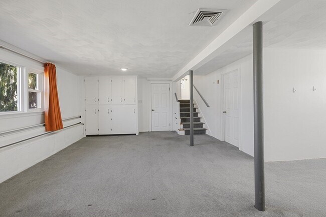 Building Photo - 160 Ravenswood Rd