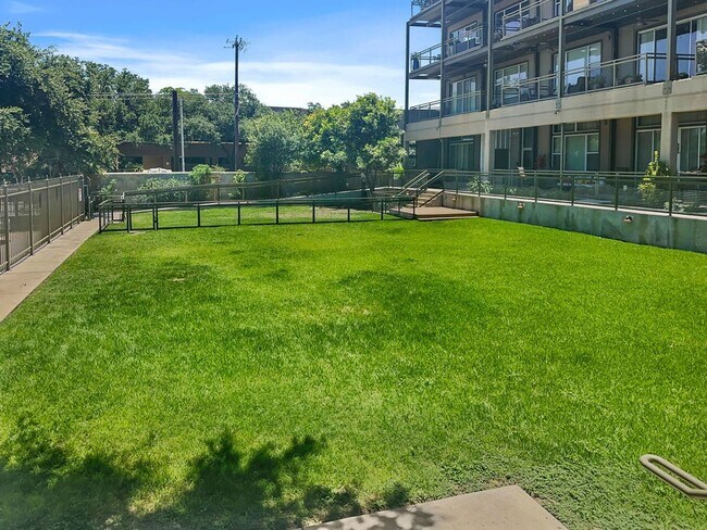 Building Photo - Modern Downtown Condo with Stunning City V...