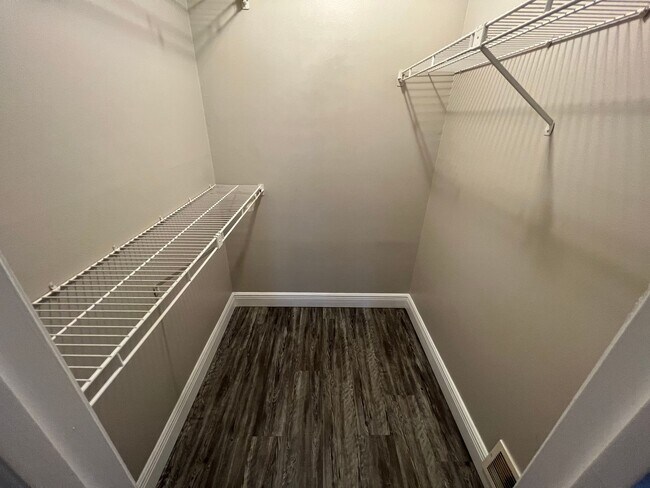 Building Photo - 2/1 Condo in Gated Lakefront Altamonte Com...