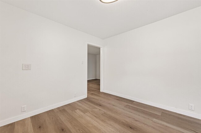 Building Photo - 815 Brooks Ave