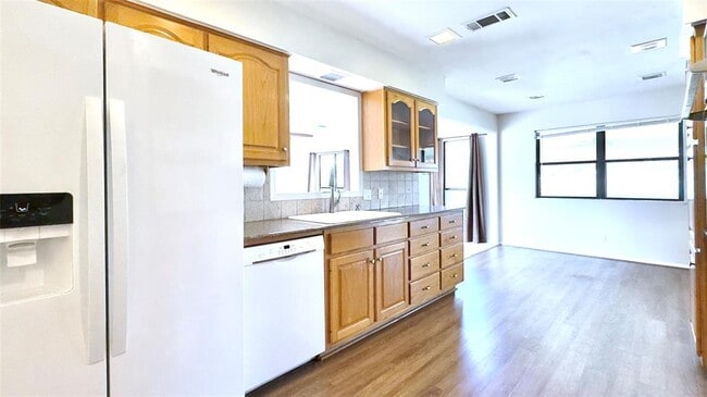 Building Photo - 843 Sunfish St