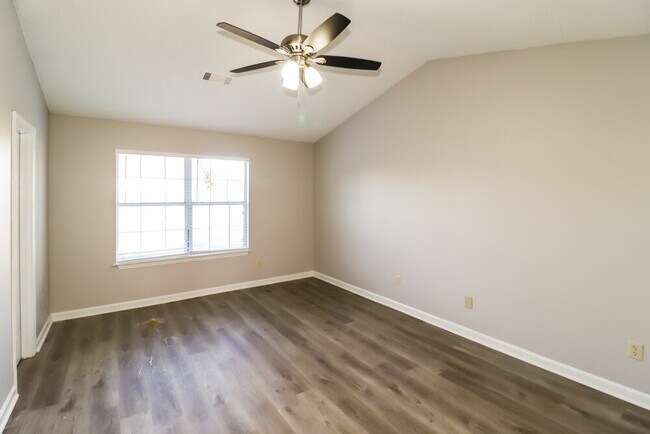 Building Photo - 180 Pine Ridge Ln