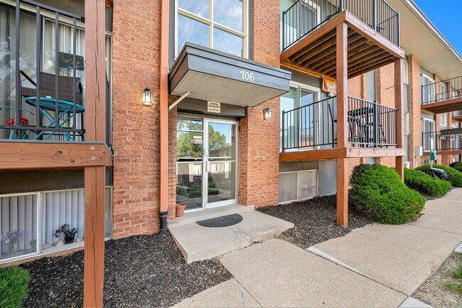 Primary Photo - Blue Springs Apartments 2bed/1bath