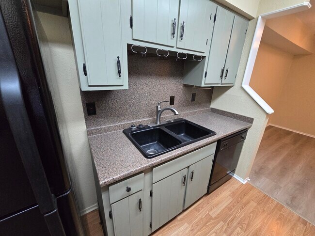 Building Photo - 5669 Birchmont Dr