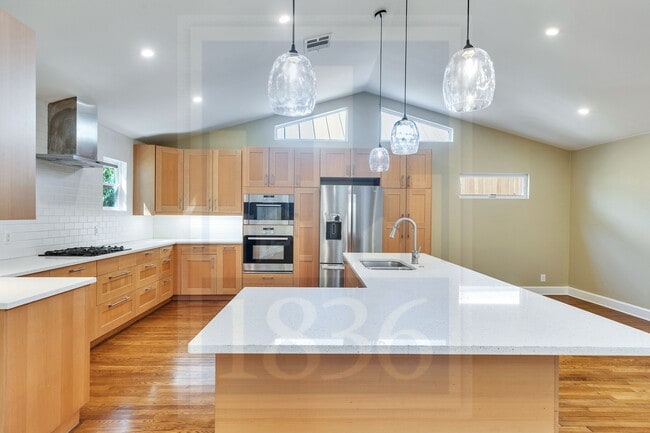Building Photo - 1321 Bonham Terrace
