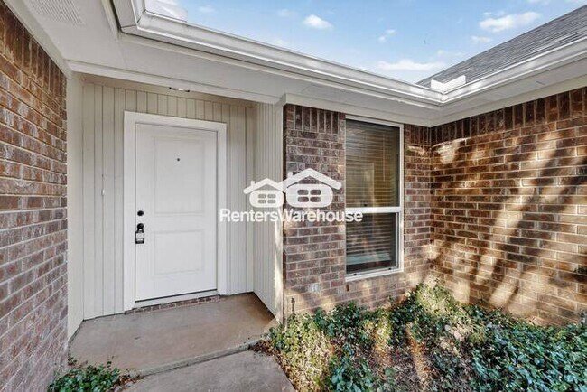 Building Photo - Completely Refreshed NRH Home Move IN Ready.