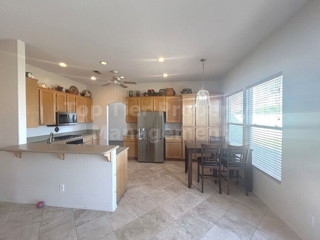Building Photo - Beautiful 4 bed, 3 bath, 2,726 sqft House ...