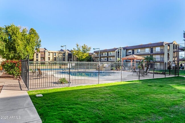 Building Photo - 461 W Holmes Ave