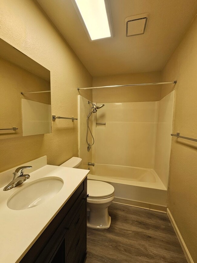 Building Photo - Immaculate 2 Bedroom Unit - Close to UNR!