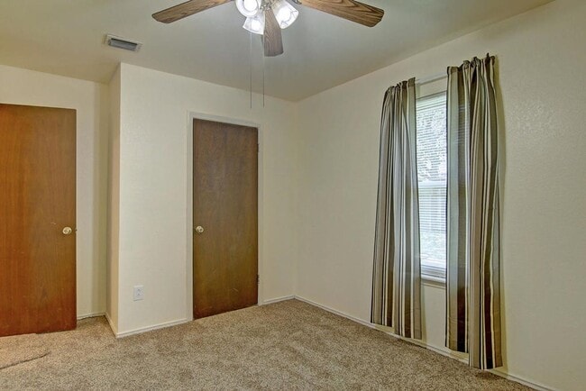 Building Photo - 11401 Woodway Creek Dr