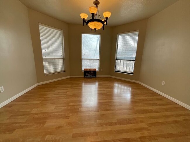 Building Photo - 5 bedroom 3 bath Home 2 car garage- Small dog friendly