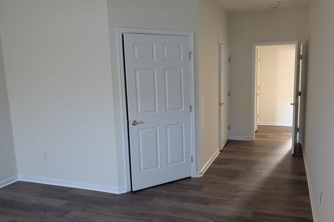 Building Photo - THE VILLAS AT HOLLYWOODS