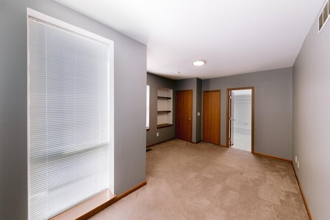 Building Photo - 252 S Washington Ave