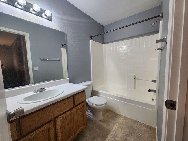 Building Photo - HENDERSON: 3 bed/2.5 bath Townhome with Spacious Kitchen, Private Backyard, Large Primary Suite &...