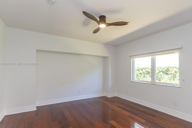 Building Photo - 425 N Shore Dr