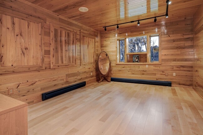 Building Photo - Luxury Riverfront Home