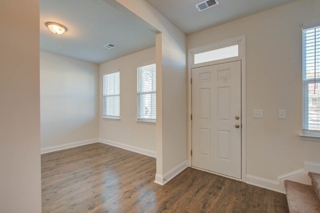 Building Photo - 7821 Montview Rd