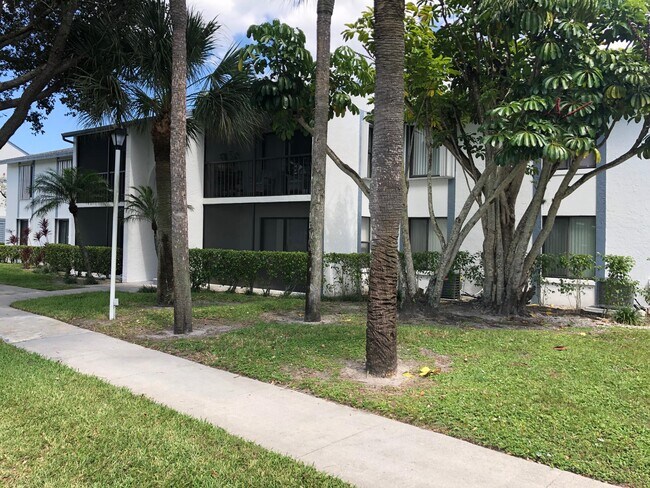 Building Photo - 1014 Green Pine Blvd