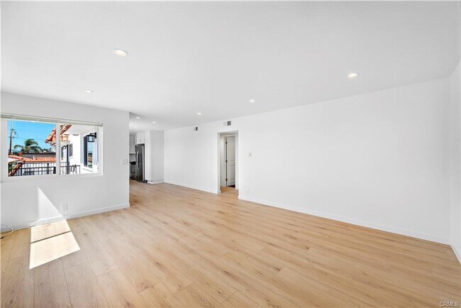 Building Photo - 223 Avenida Victoria