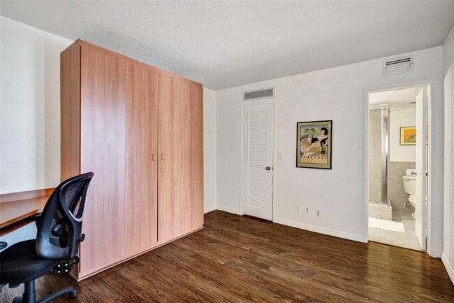 Building Photo - 1051 Hillsboro Mile