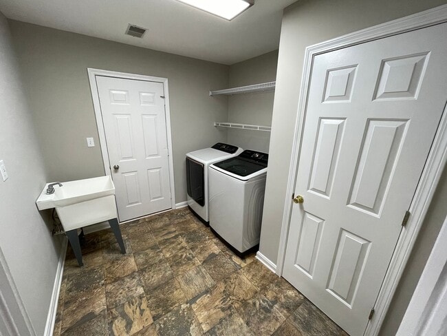 Building Photo - Exclusive Shelbyville Condo For Rent