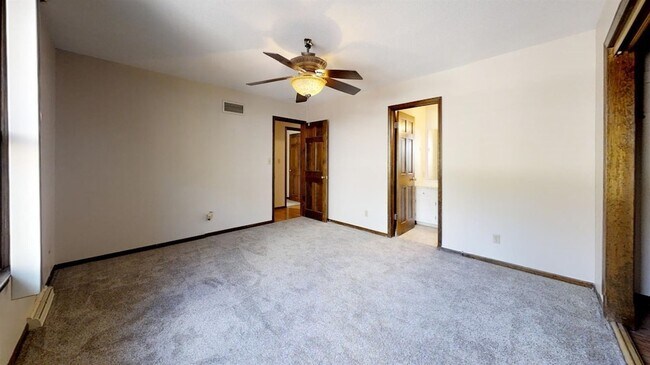 Building Photo - 933 High Meadow Dr