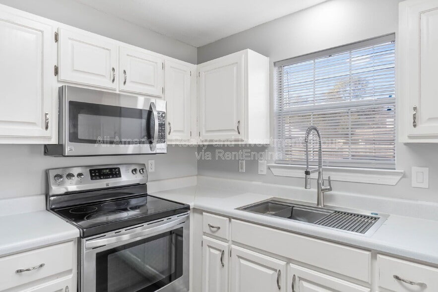 Building Photo - 908 Emily Cir