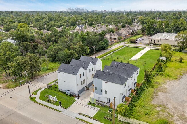 Building Photo - 3905 B Pinemont Dr