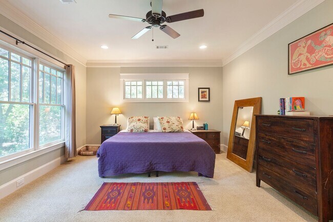 Building Photo - Beautiful 4/4 Plus Office, 4 Blocks From E...